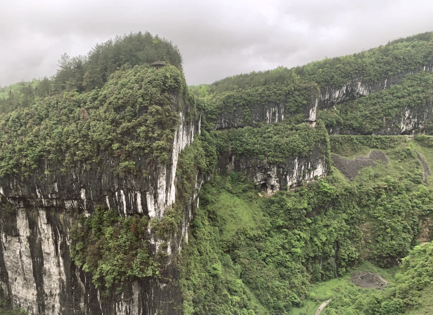 大厂天坑坠车图片